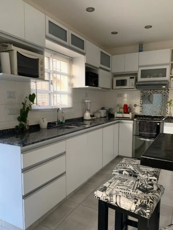 Casa En Excelente Estado Con 3 Dormitorios