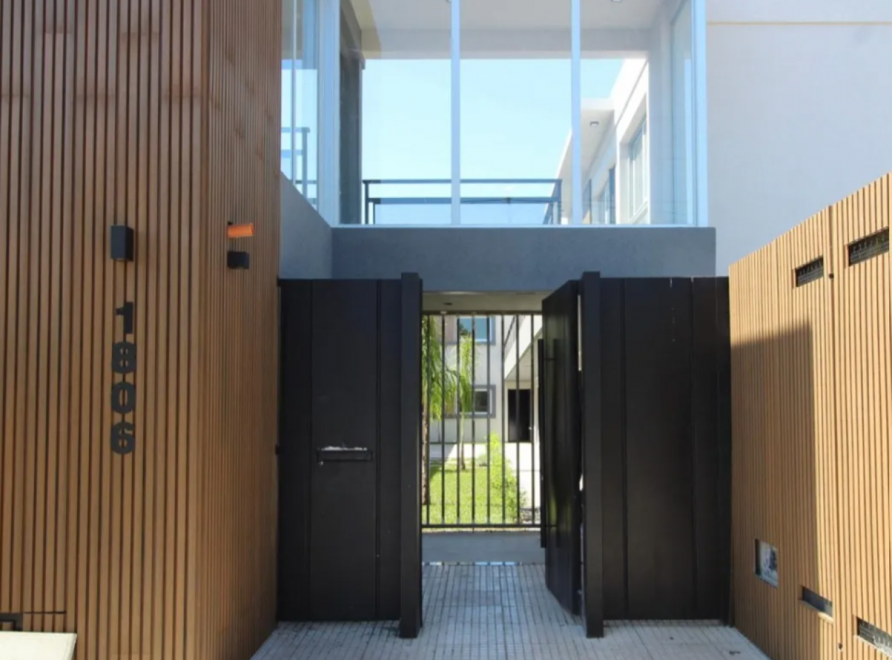 Departamento De Dos Dormitorios, Ubicado En Condominio Cerrado Castelar Sur