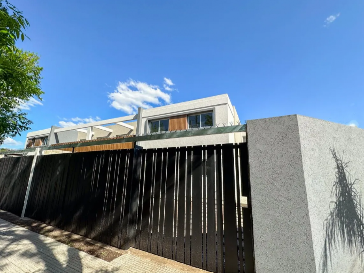 Departamento De Dos Dormitorios, Ubicado En Condominio Cerrado Castelar Sur