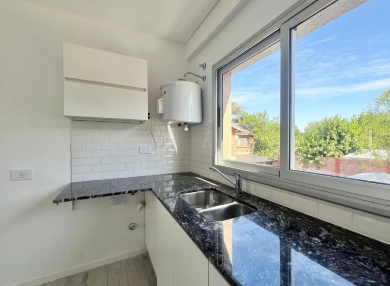 Departamento De Dos Dormitorios, Ubicado En Condominio Cerrado Castelar Sur