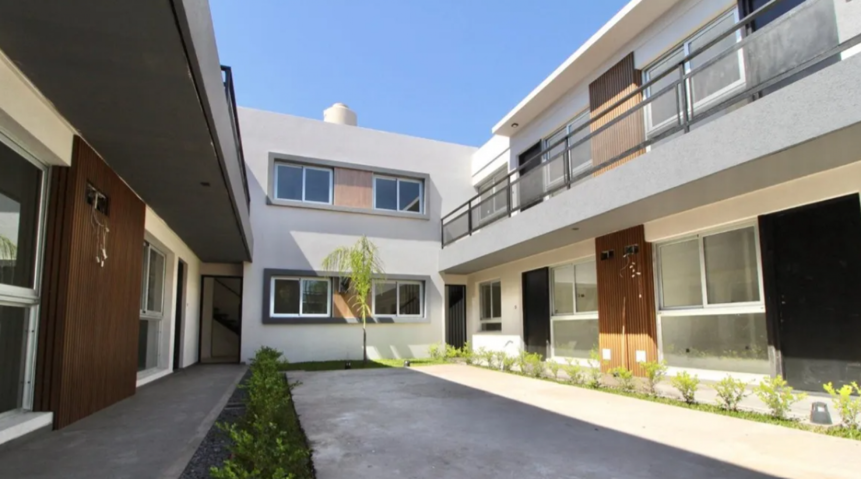 Departamento De Dos Dormitorios, Ubicado En Condominio Cerrado Castelar Sur