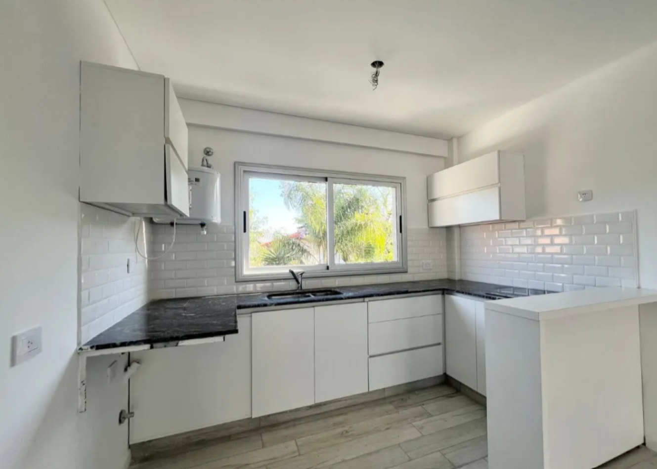 Departamento De Dos Dormitorios, Ubicado En Condominio Cerrado Castelar Sur