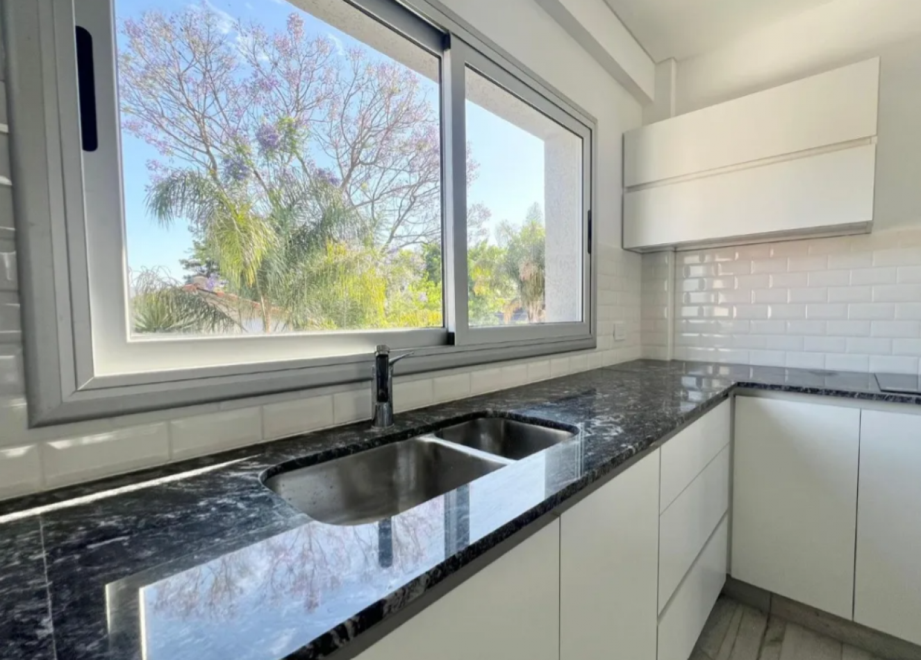 Departamento De Dos Dormitorios, Ubicado En Condominio Cerrado Castelar Sur