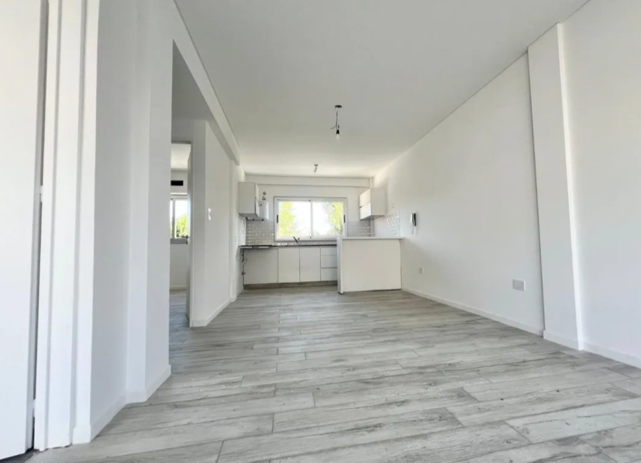 Departamento De Dos Dormitorios, Ubicado En Condominio Cerrado Castelar Sur