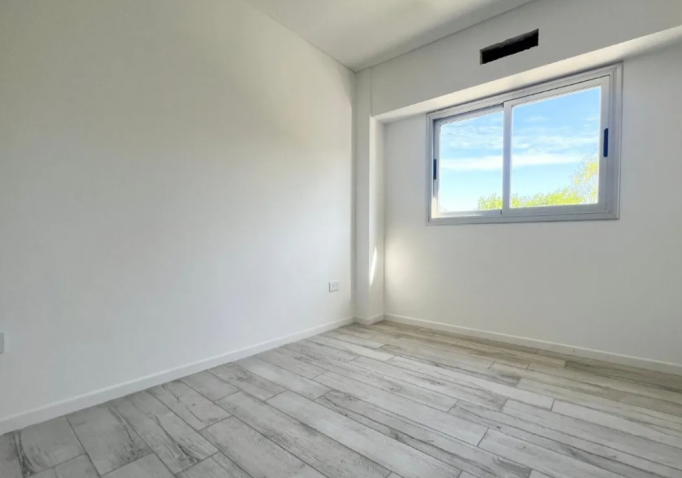 Departamento De Dos Dormitorios, Ubicado En Condominio Cerrado Castelar Sur