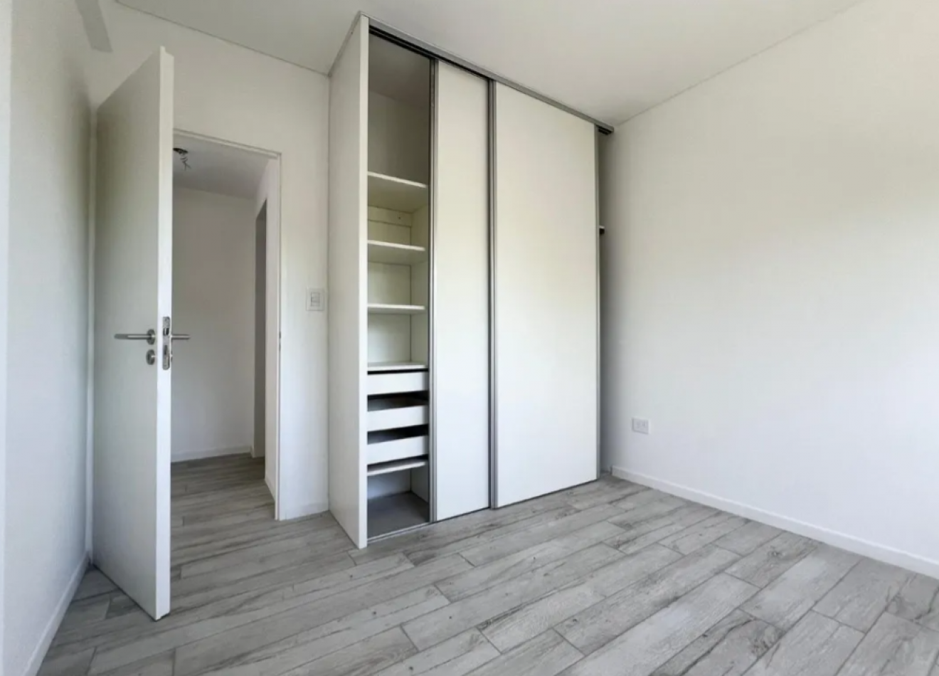 Departamento De Dos Dormitorios, Ubicado En Condominio Cerrado Castelar Sur
