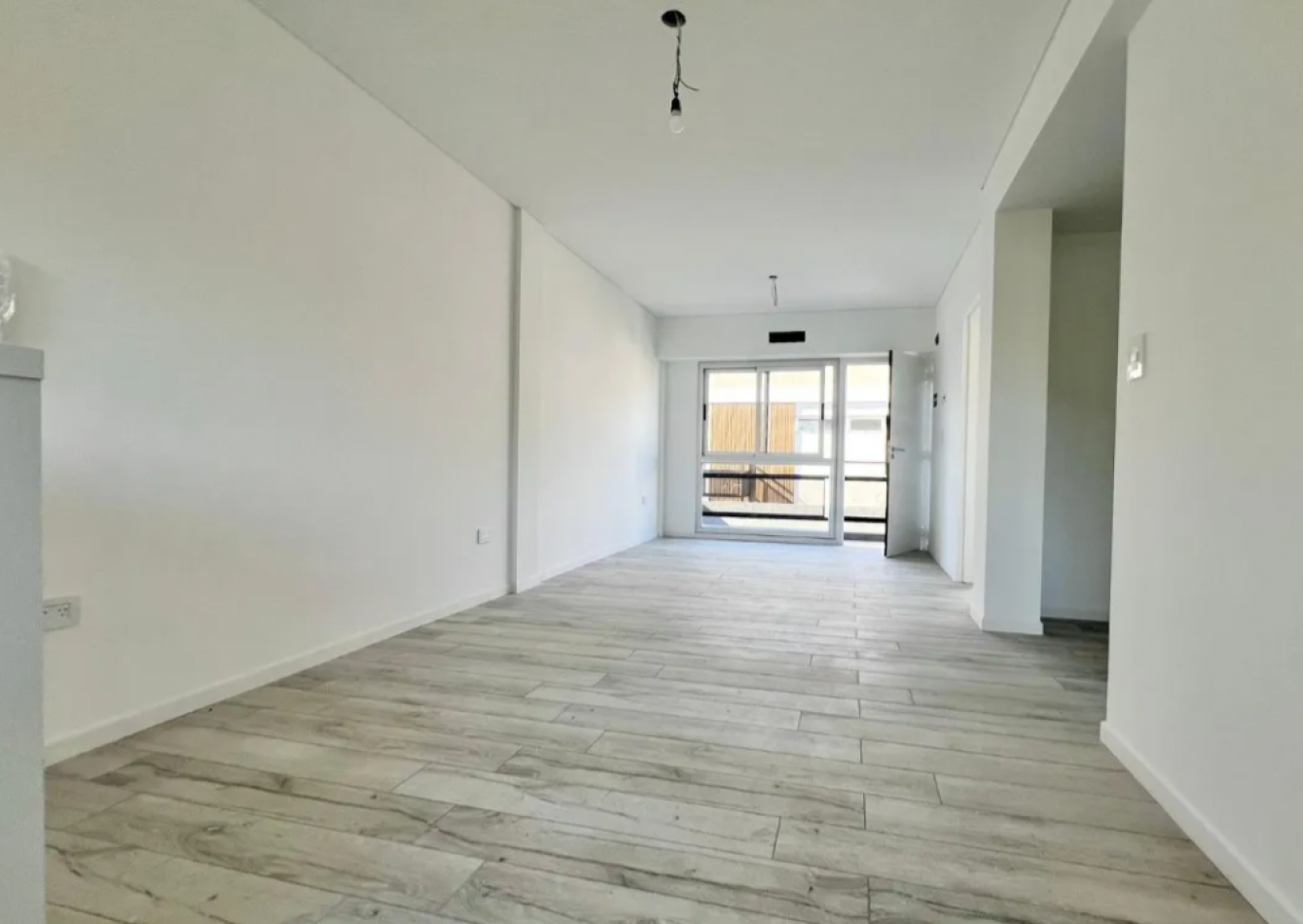 Departamento De Dos Dormitorios, Ubicado En Condominio Cerrado Castelar Sur