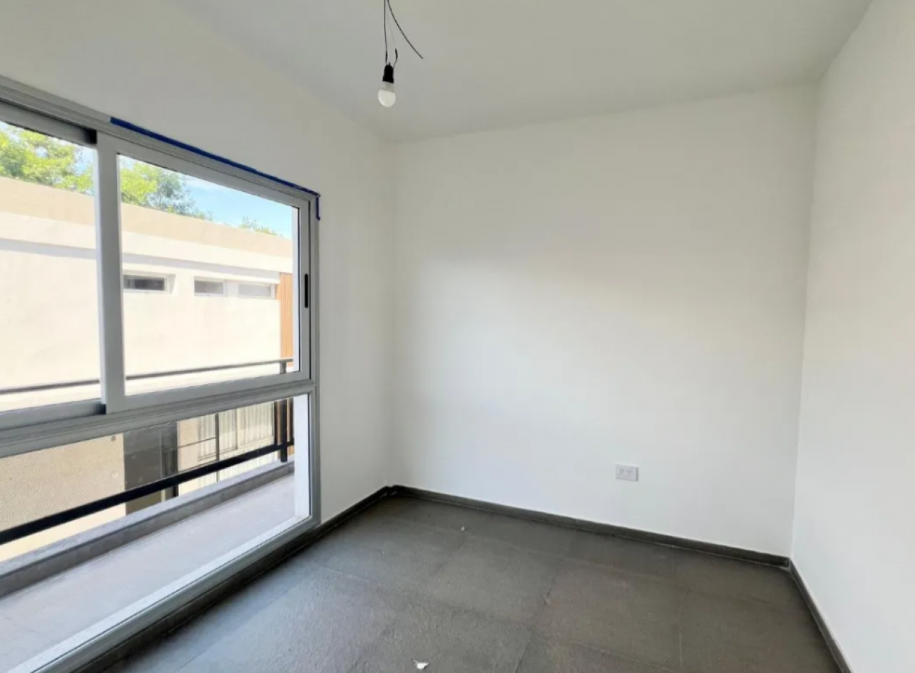 Departamento De Dos Dormitorios, Ubicado En Condominio Cerrado Castelar Sur
