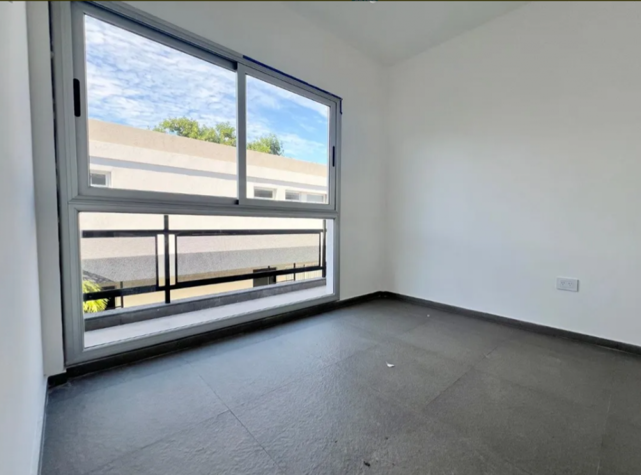Departamento De Dos Dormitorios, Ubicado En Condominio Cerrado Castelar Sur